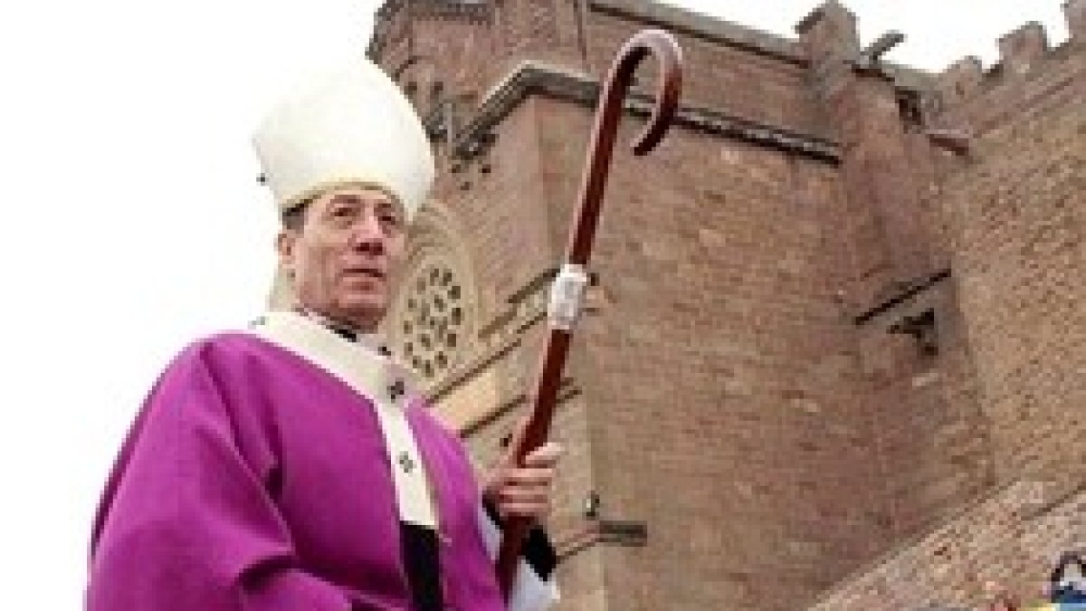 El arzobispo de Pamplona-Tudela, Francisco Pérez, convoca a misa de reparación en las catedrales de ambas ciudades