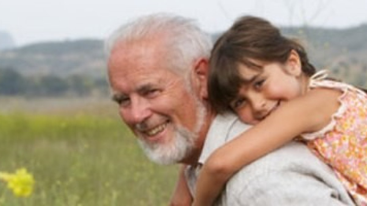 Un abuelo jugando con su nieta
