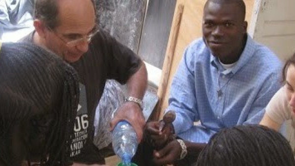 El Hermano Cristí de Taizé -con gafas- en una de las casas con voluntarios de esta comunidad