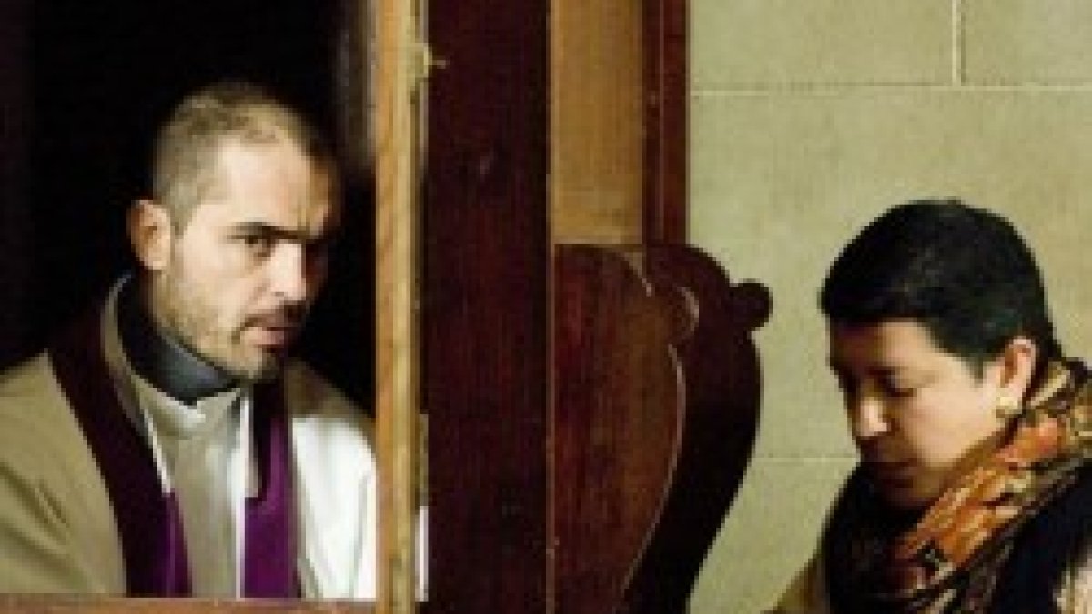 Una escena de la teleserie Padre Casares, con el protagonista en el confesionario