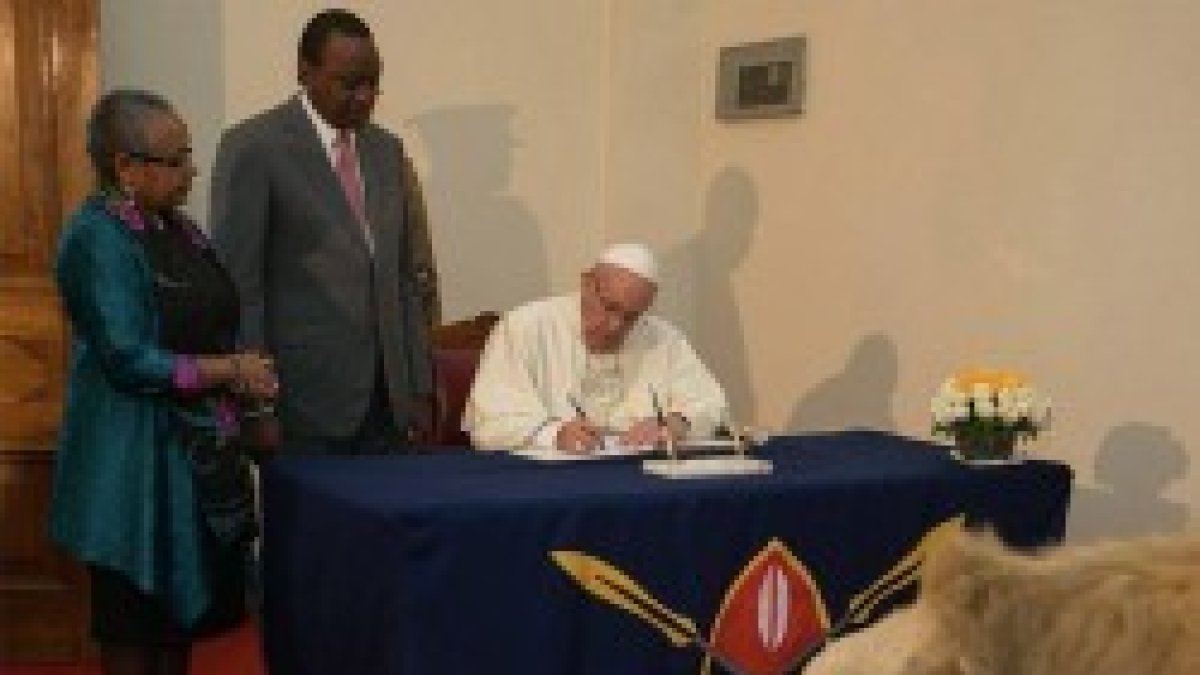 El Papa Francisco firma el Libro de Visitas de la State House de Nairobi