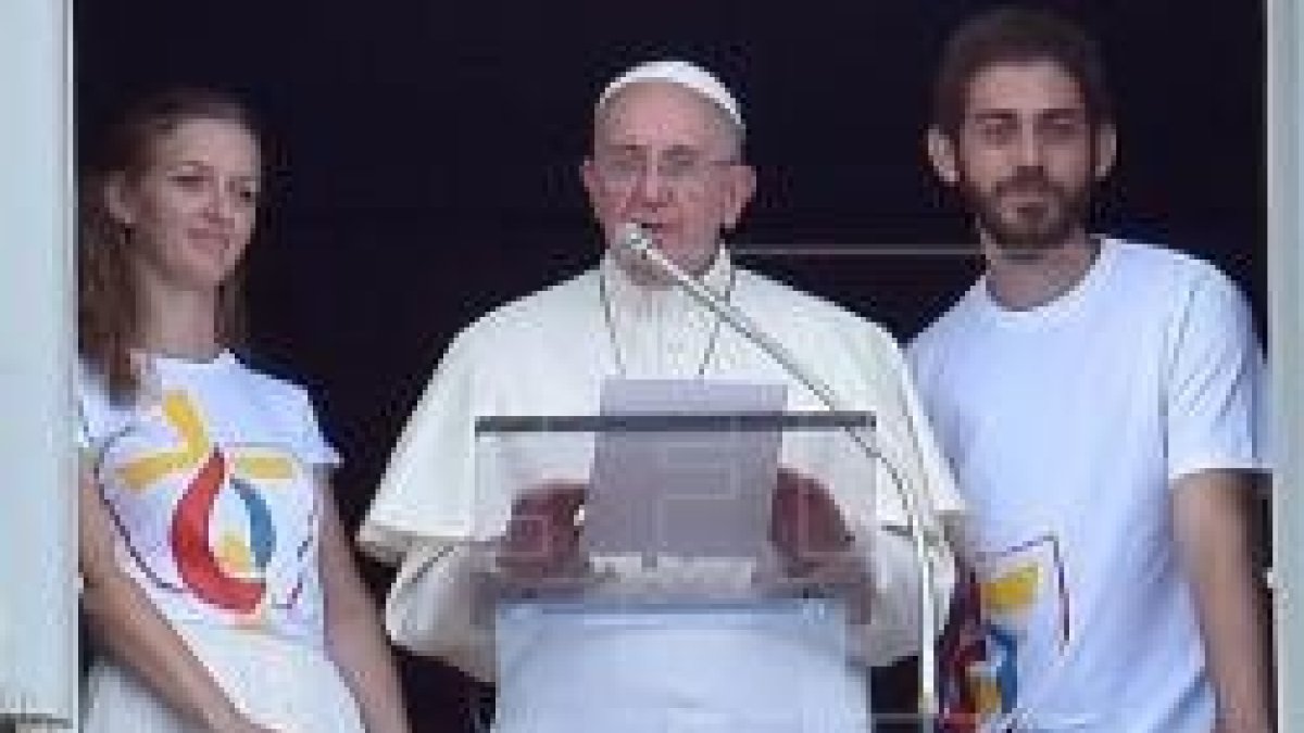 El Papa Francisco con unos jóvenes polacos el día que se abrieron las inscripciones a la JMJ de Cracovia 2016