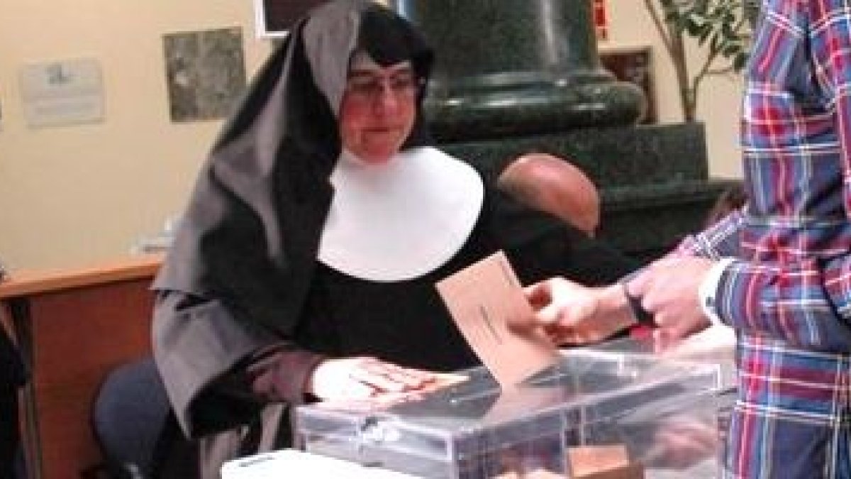 Benita Mazón, de las Hermanas de los Ancianos Desamparados, jefa de mesa electoral este 20 de diciembre en Teruel