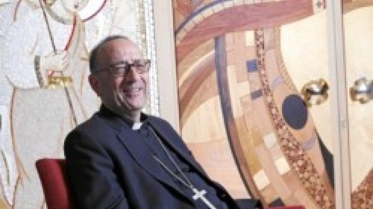 Juan José Omella ante los murales de Rupnik de la Conferencia Episcopal - Foto de Connie G. Santos para La Razón