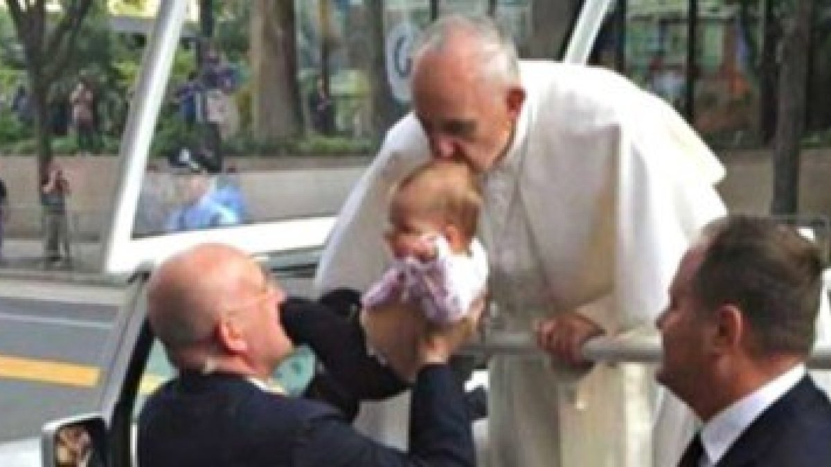 Foto difundida por la familia en la prensa de Filadelfia, del momento en que el Papa Francisco besó a su niña cuando recorría la ciudad
