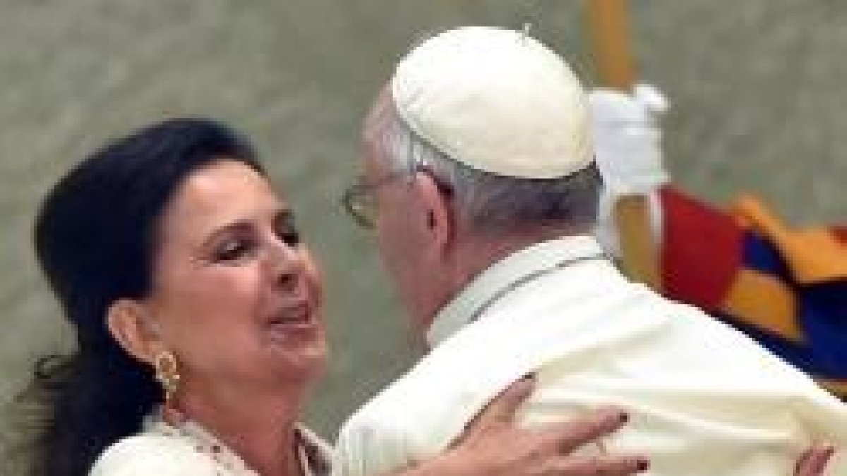 María José Santiago abraza emocionada al Papa Francisco