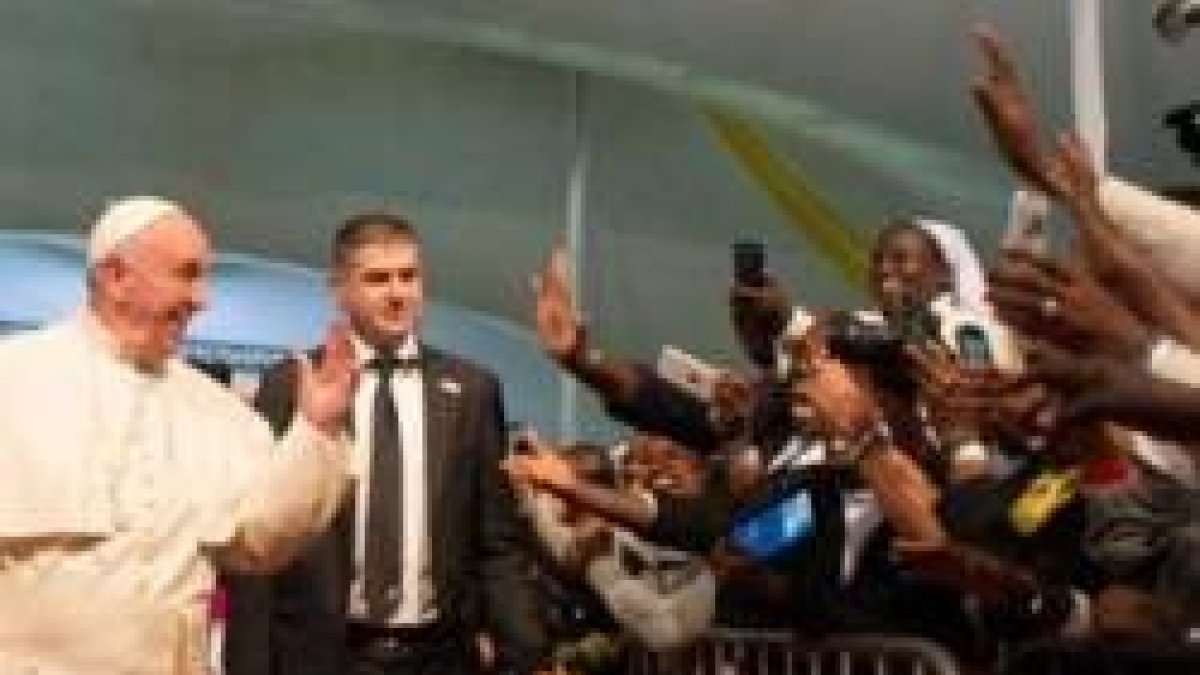 Francisco saluda a religiosas, sacerdotes y seminaristas en Nairobi
