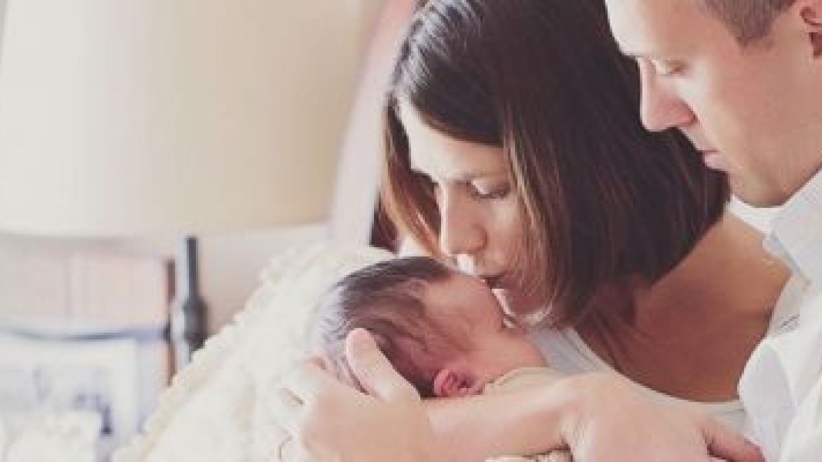 Los papás Jones con la pequeña Abby - ninguna de sus enfermedades les impedirá amarla y disfrutar de su familia