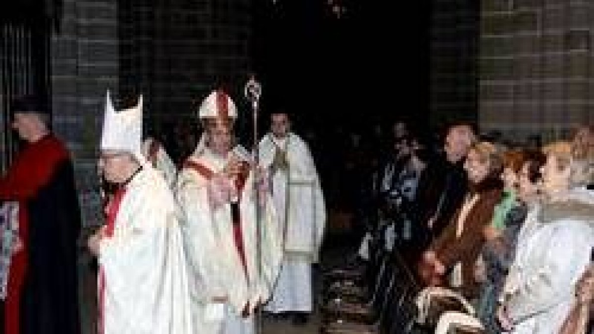 El arzobispo de Pamplona se dispone a iniciar la misa de reparación... más de 4.000 navarros acudieron a las dos catedrales