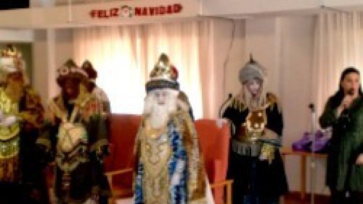 Los Reyes Magos -fiesta católica- visitan la residencia de ancianos de Denia... ¿los prohibirá el nuevo ayuntamiento laicista?