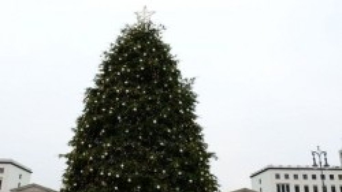 Árbol de Navidad en el centro de Dushambé, capital tayika, en años anteriores... se permite para Año Nuevo, no para la Navidad católica ni ortodoxa
