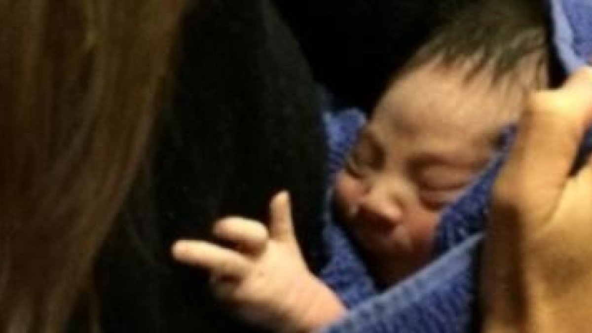 El bebé, aún en la parroquia, ya en manos de una cuidadora, aún tenía el cordón umbilical