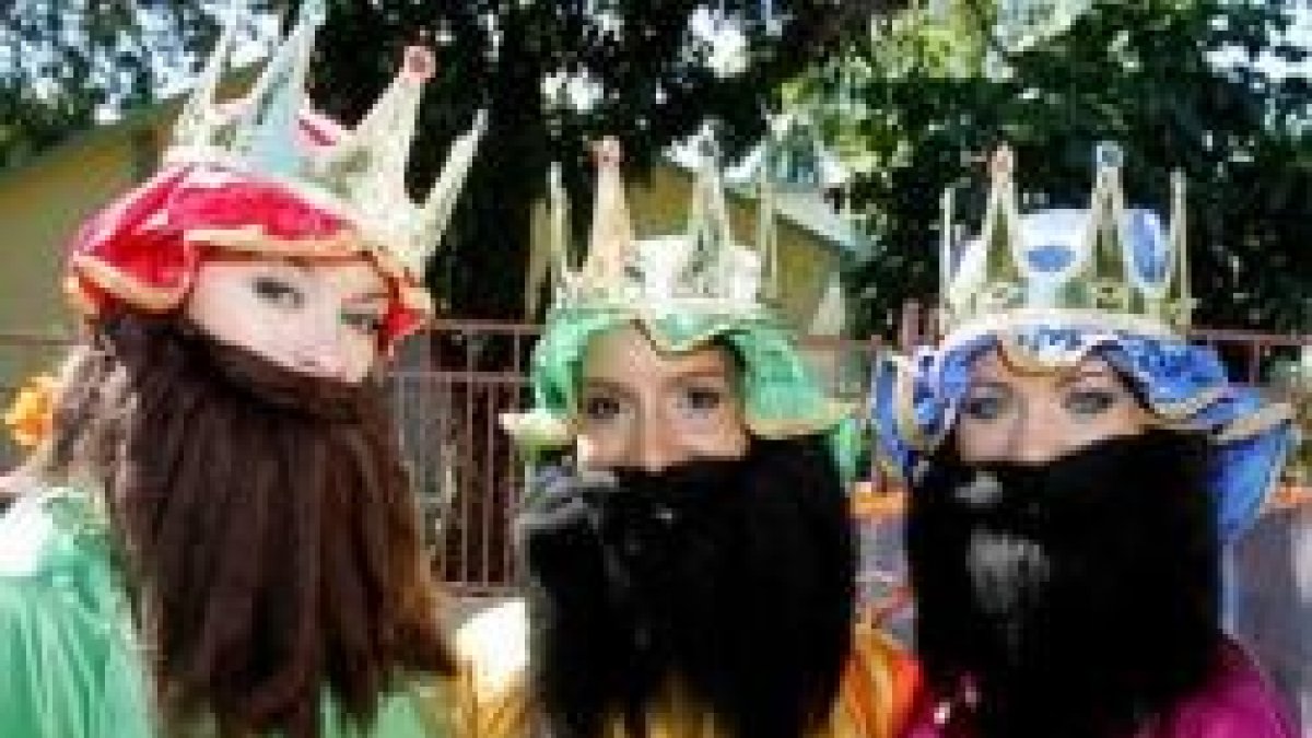 No se trata de mujeres vestidas de Reyes Magos, sino de mujeres vestidas de reinas y presentadas como reinas... algo contrario al texto bíblico y la tradición conocida