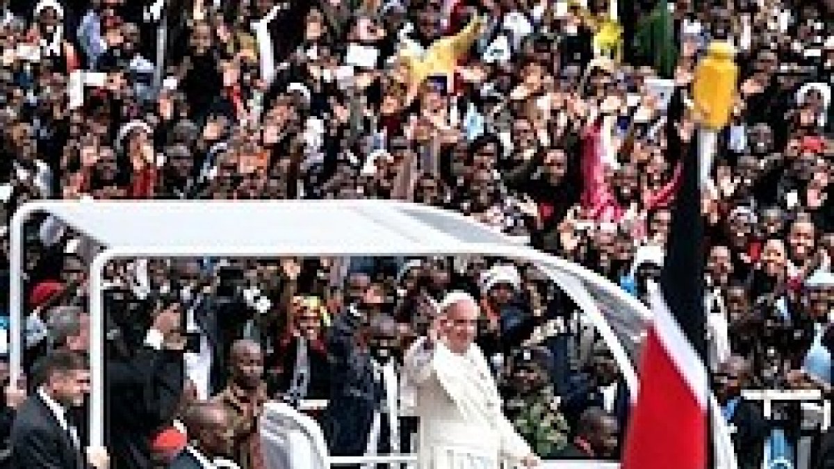 Francisco fue saludado por miles de personas en el encuentro con los catequistas que evangelizan Uganda.