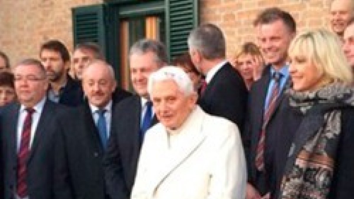 Benedicto XVI se ha fotografiado en la Navidad de 2015 con una delegación de Baviera, su tierra