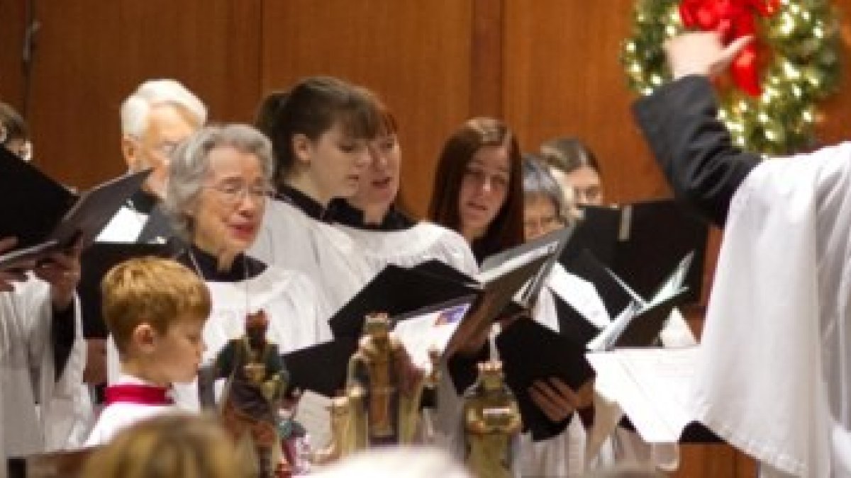 Coro en un servicio religioso navideño... mucha gente poco practicante pasa por las iglesias estos días