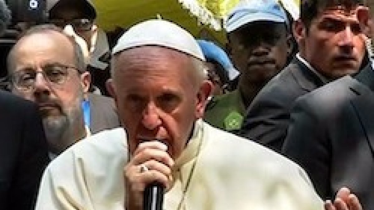 Francisco recorrió varios lugares del campo con grandes medidas de seguridad pero sin perder cercanía con la gente.