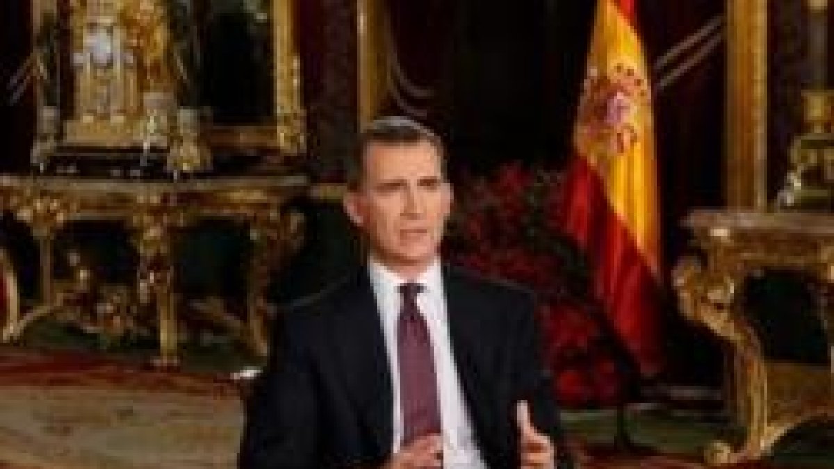 Felipe VI, en su segundo discurso navideño como Rey, aleja aún más al belén, que ya ni siquiera está en la misma sala