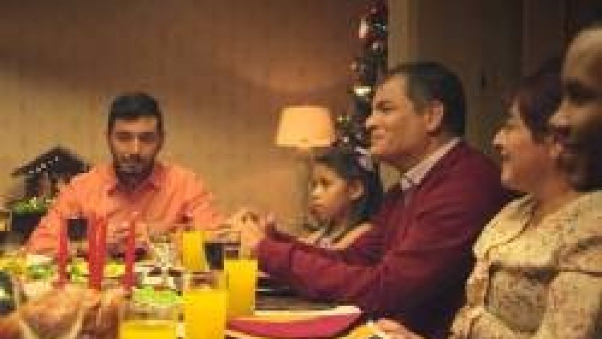 Correa, el presidente de Ecuador, entra en una familia en Nochebuena y explica la Navidad citando al Papa Francisco