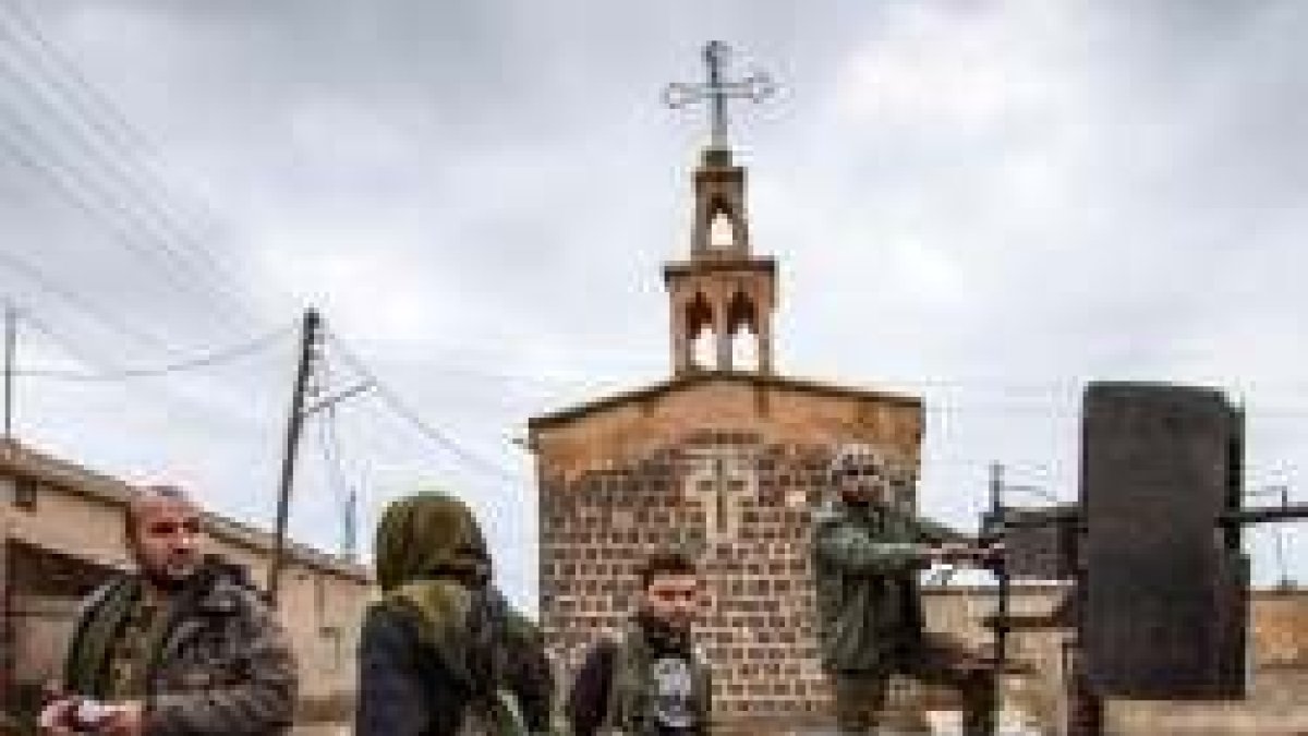 Tropas kurdas junto a la capilla de un pueblo asirio, cerca de Tal Tamr, o Tel Tamer