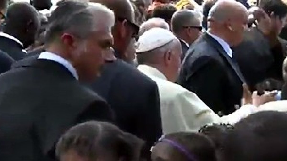 Francisco, durante la visita de este domingo a un campo de refugiados en República Centroafricana. La barrera de protección se ha incrementado sensiblemente.