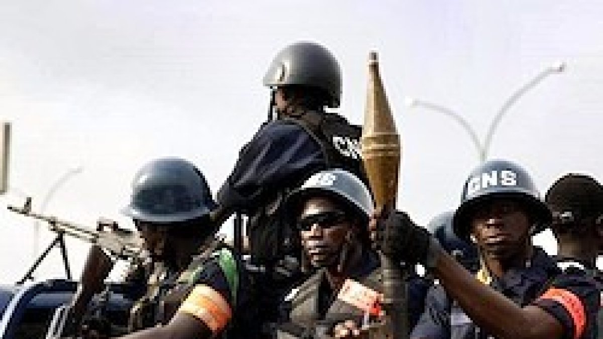 Fuerzas del orden en Bangui: la noticia del posible crimen, vinculado o no a la visita papal, mantiene la alerta máxima sobre su seguridad.