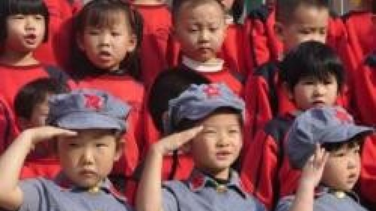 Niños chinos en un acto del Partido Comunista... la dictadura comunista permite ahora tener 2 hijos
