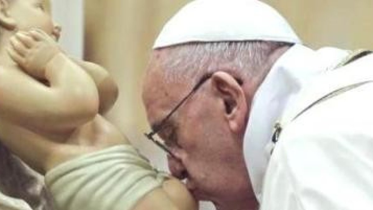 El Papa Francisco propone vivir con sobriedad, como el Niño Dios, aunque la sociedad incite al lujo y el narcisismo