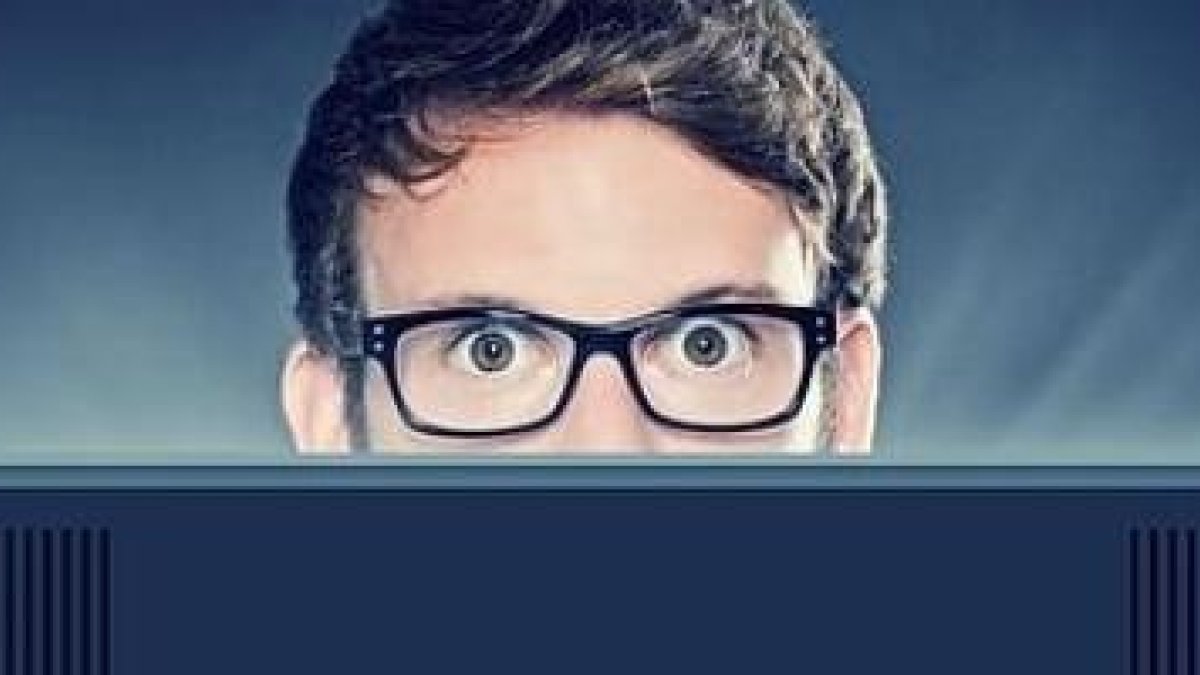 Un hombre delante de un ordenador