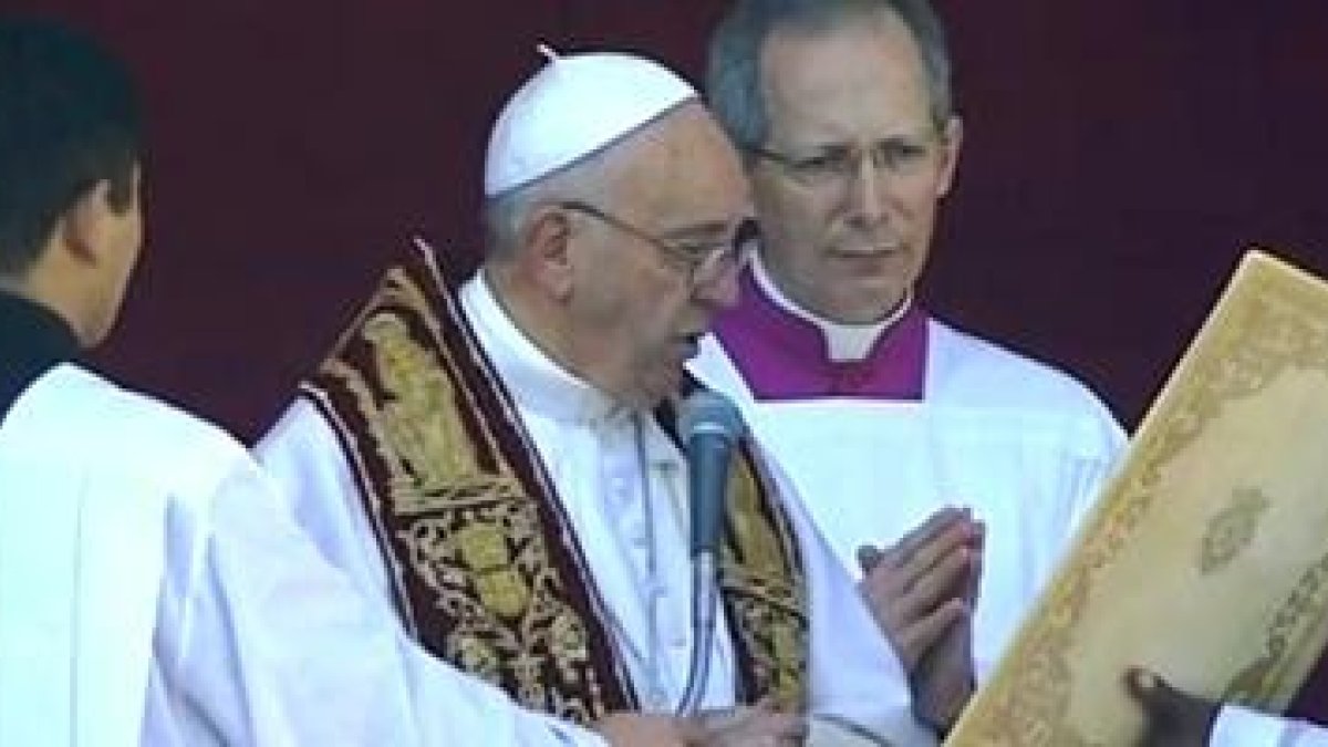 Momento en que el Papa recita en latín la bendición Urbi et Orbi para los asistentes a la Plaza de San Pedro y quienes lo siguen por los medios de comunicación