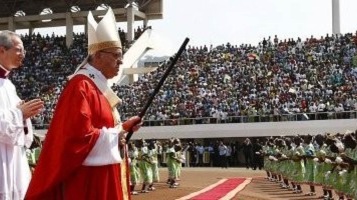 Francisco al iniciarse la misa en el estadio Boganda de Bangui, con unos 30.000 asistentes