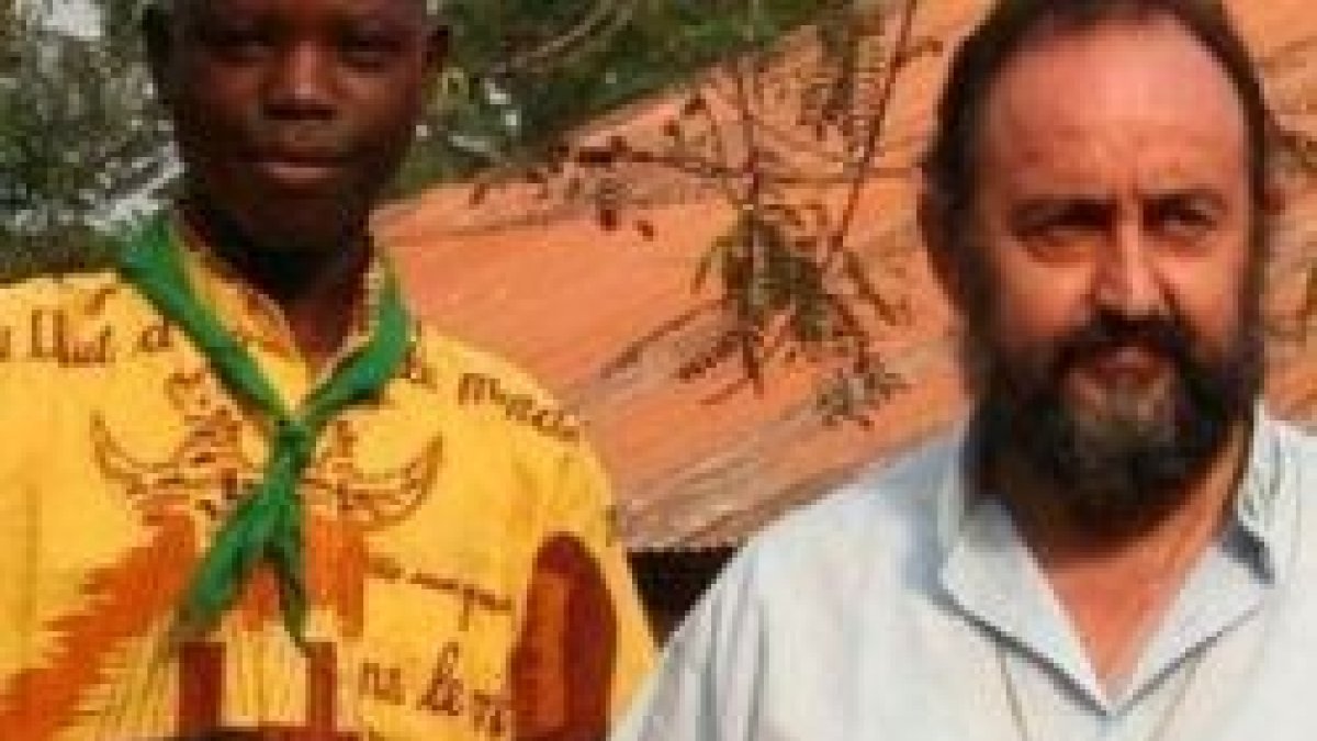 El obispo Juan José Aguirre, con unos feligreses de Bangassou