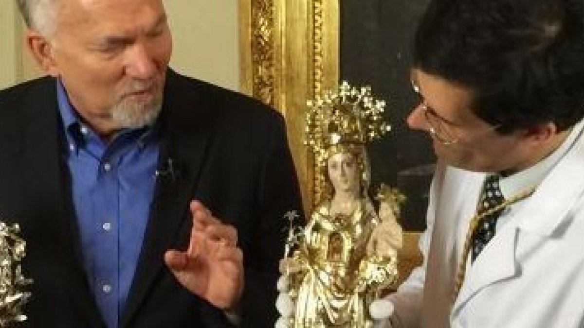 El productor y novelista Paul Perry con el presentador y experto en reliquias Carlos Evaristo, en la catedral de Valencia