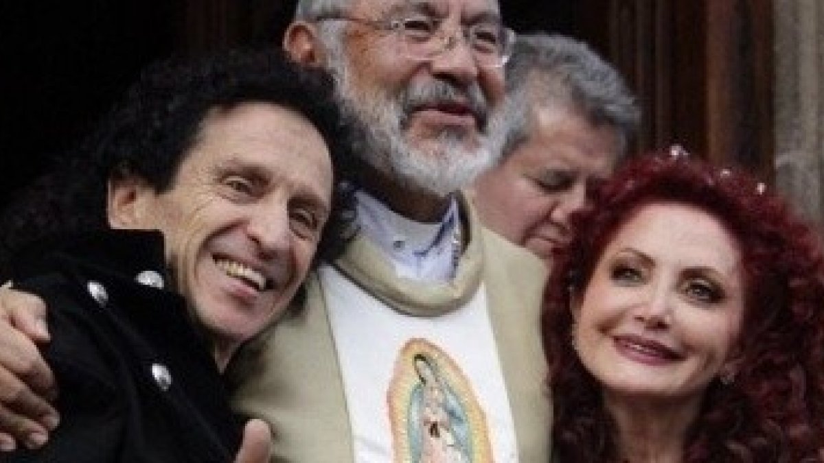 El matrimonio rockero de Alex y Chela Lora, en la basílica de Guadalupe, con el cura que celebró con ellos 35 años de casados