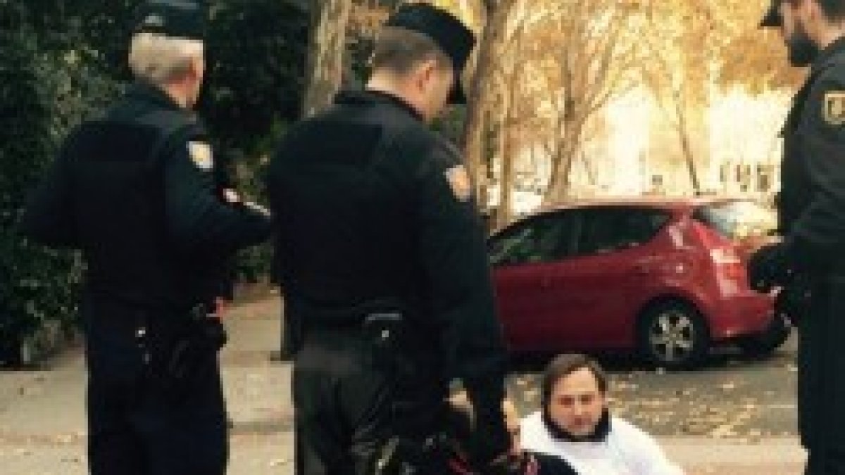 Como cada año, la Policía se llevó al doctor Poveda, aunque en esta ocasión a un centro distinto, para detenidos más peligrosos