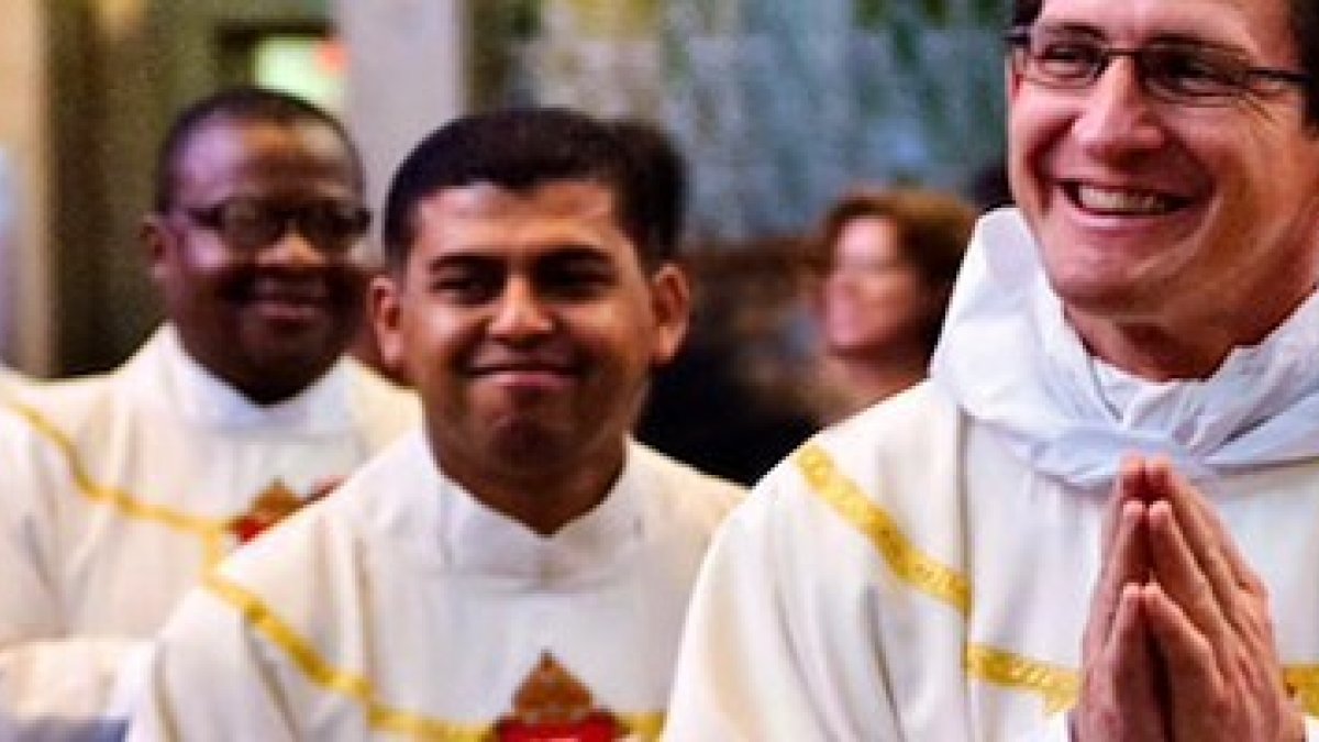 A pesar de los males que acechan en el mundo, la intervención permanente y palpable de Dios alegra a los cristianos y les compromete en su servicio.