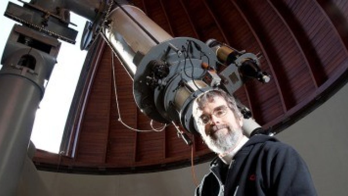 El astrónomo Guy Consolmagno, hermano jesuita, es un ejemplo de clérigo que es también científico, una combinación no inusual