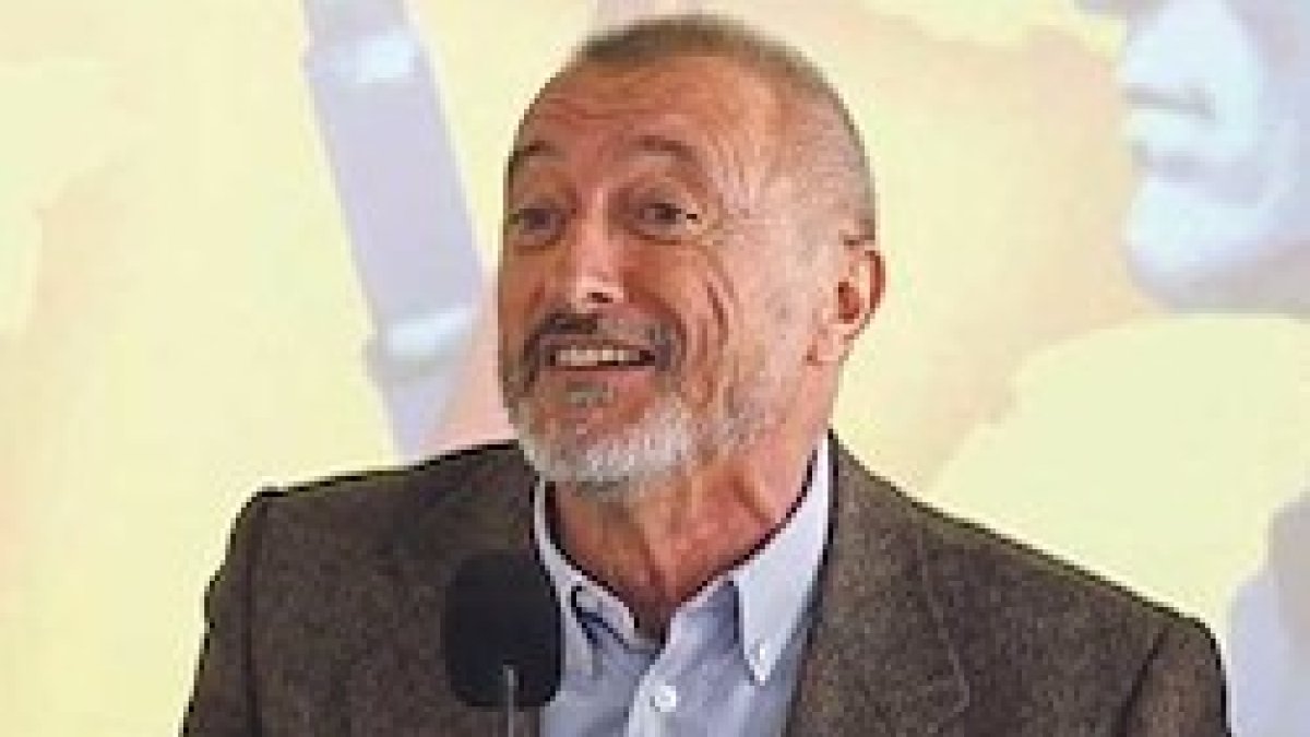 Arturo Pérez-Reverte lamenta la facilidad con la que, dice, triunfa cualquier idiotez.