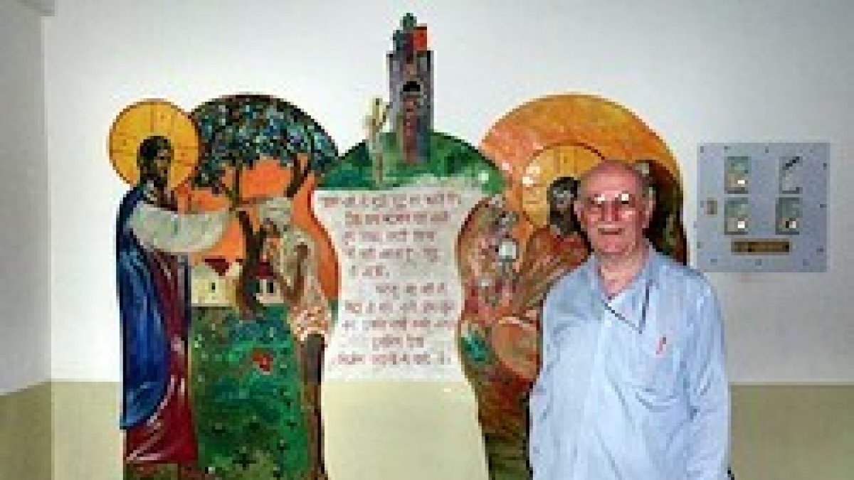 El padre Carlo Torriani, en la capilla de Swarga Dwar.