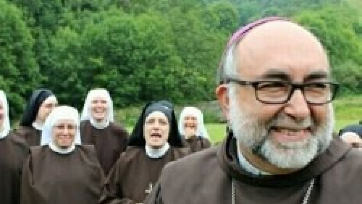 El arzobispo Jesús Sanz está encantado de acoger a las Carmelitas Samaritanas en Asturias