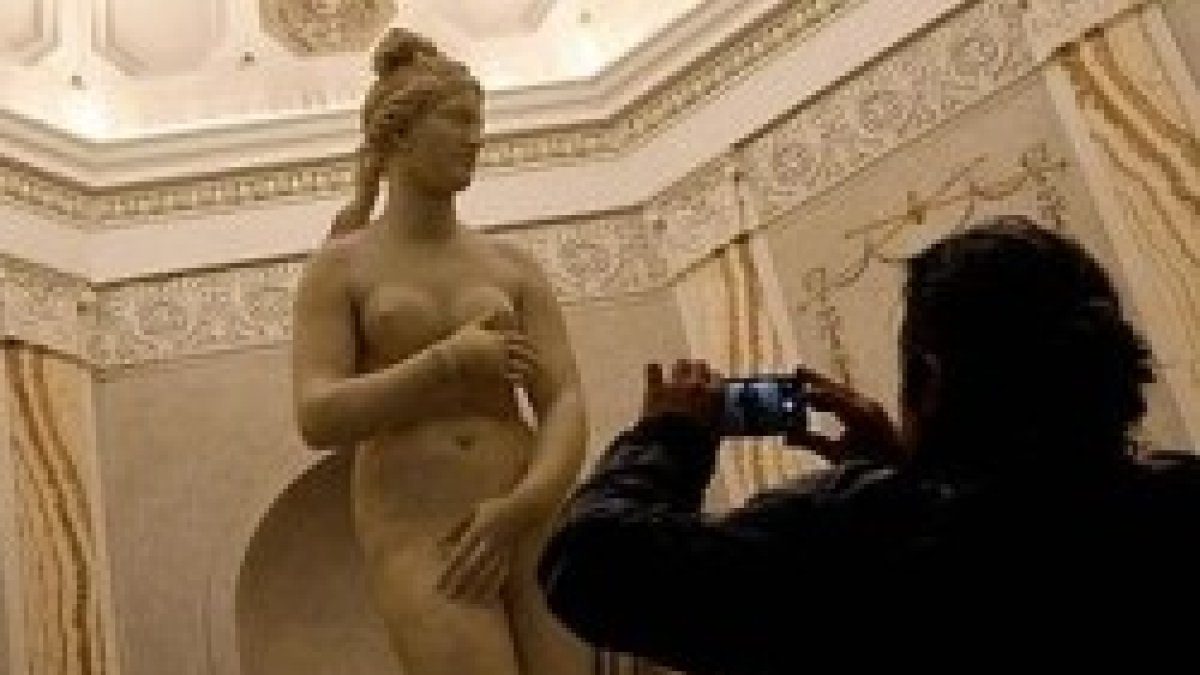 Un visitante de los Museos Capitalinos fotografía a Venus