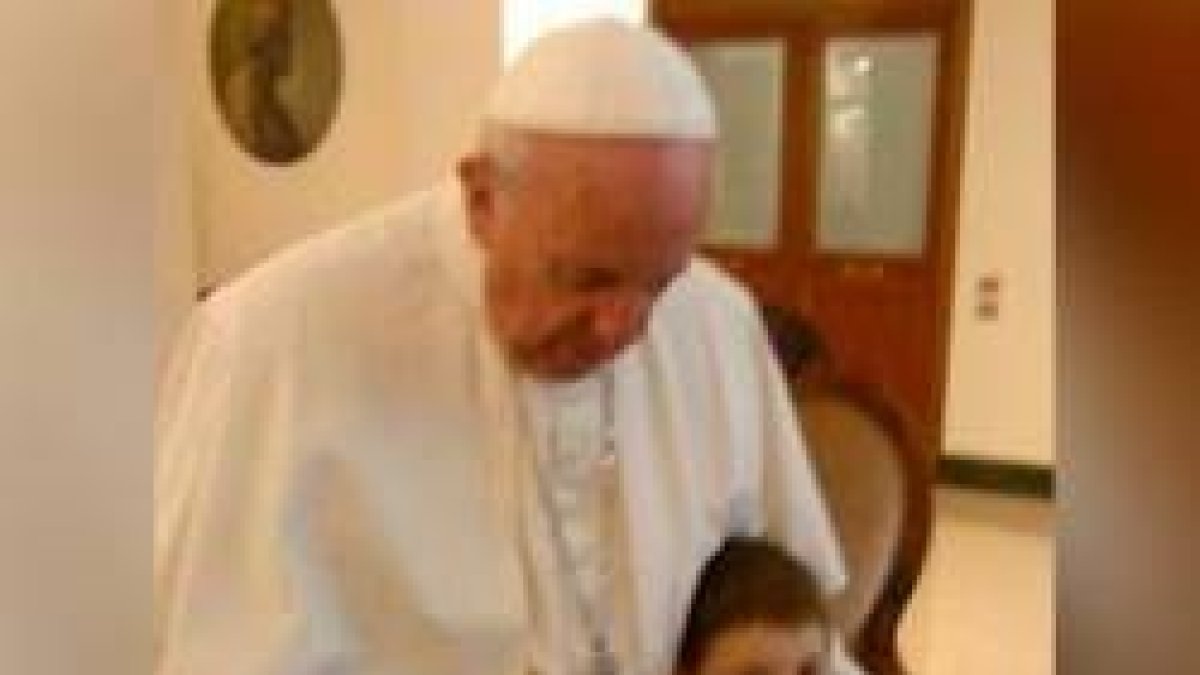 El Papa Francisco con el pequeño Ignazio Fucci, de 7 años, con una enfermedad única en Italia