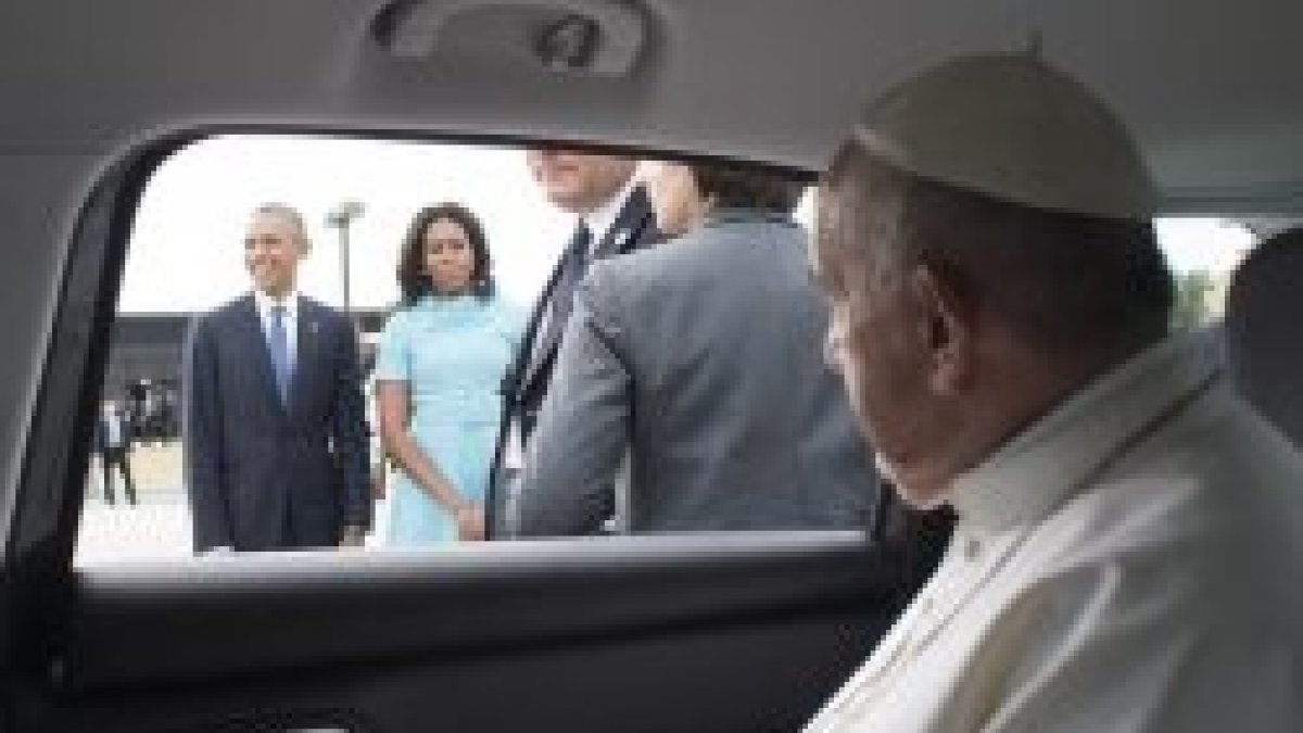 Francisco, desde el Fiat que usó en EEUU, mira al matrimonio Obama
