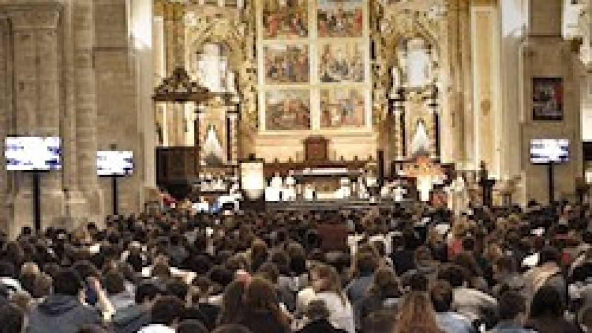 La catedral de Valencia se llenó de jóvenes estos días con los miles de asistentes al encuentro europeo de Taizé.