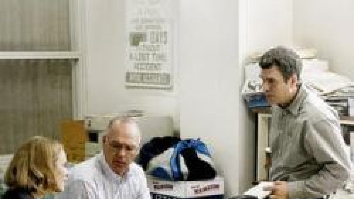 Una escena de Spotlight - cuatro periodistas durante un año, cobrando su sueldo solo para investigar un tema... eso ya no se hace en prensa