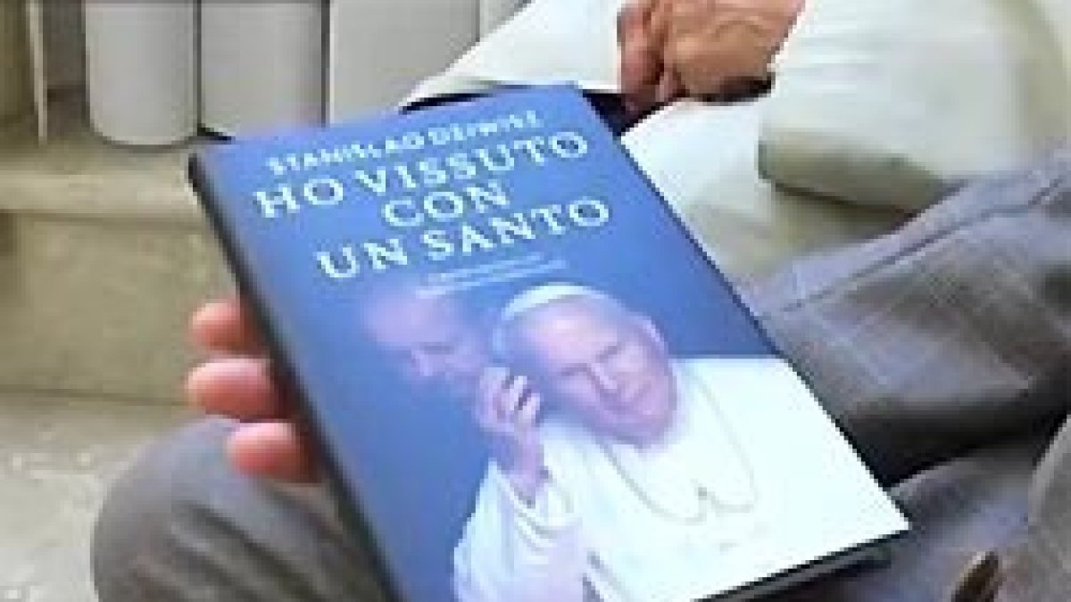 Fue el hombre más próximo a Juan Pablo II durante todo su pontificado.