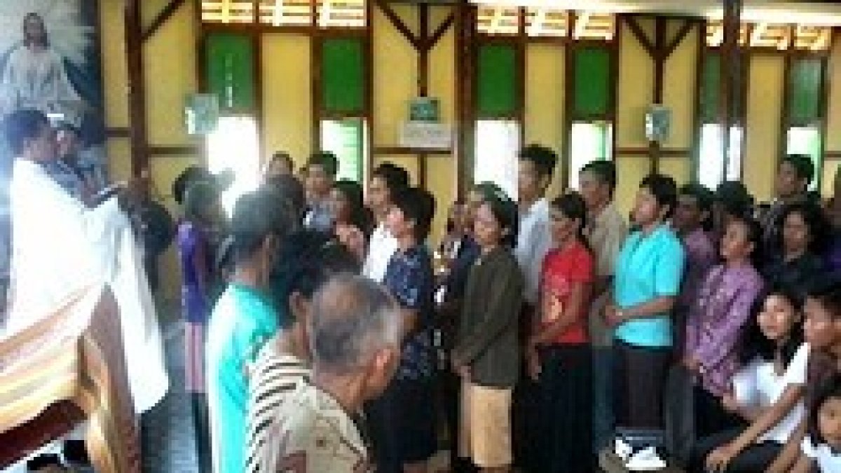 Mil fieles tienen sacerdote sólo un día al año: lo aprovechan al máximo, esta vez con mayor motivo por lo prolongado de la visita.