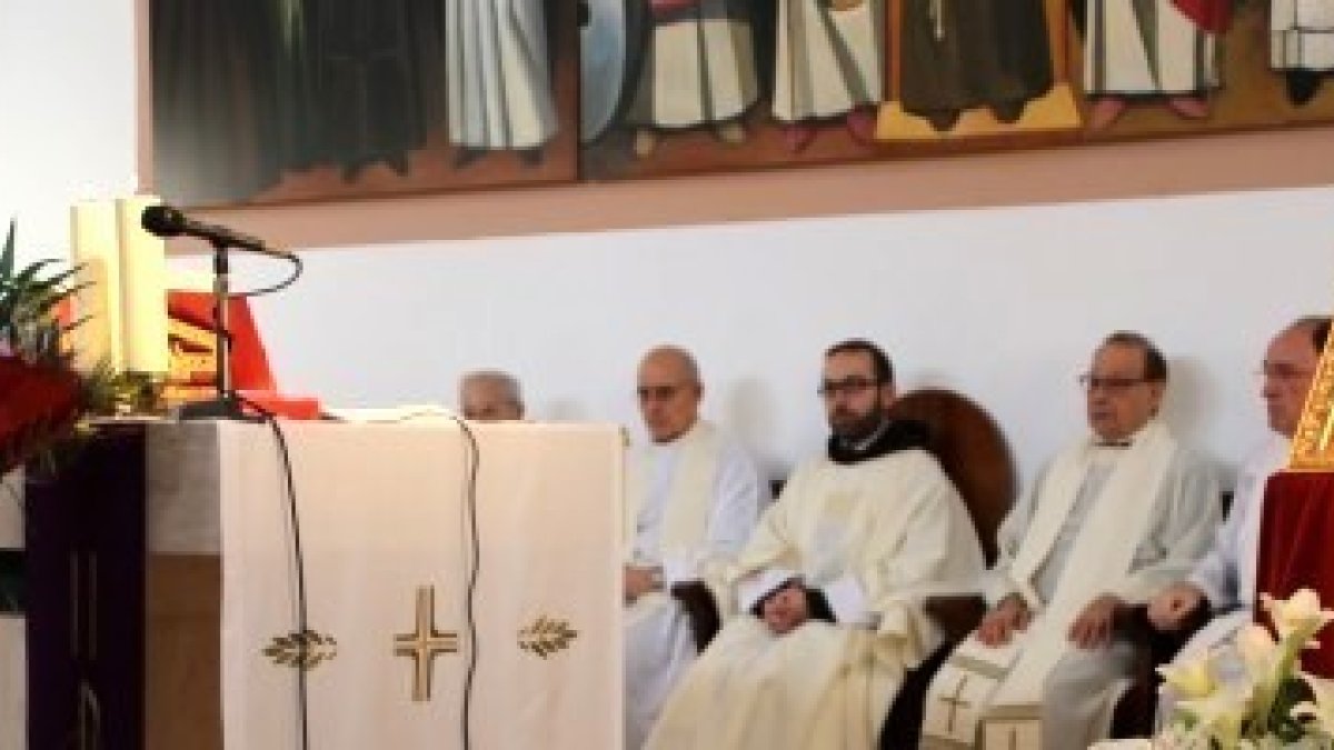 La suplicante pide a la Virgen del Milagro, ante el icono que lloró, que interceda por el pueblo de Cocentaina