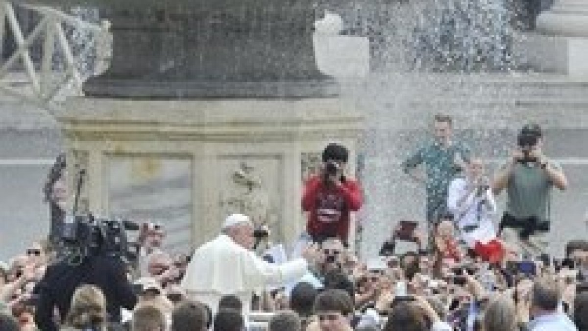 El Papa Francisco saluda a la multitud de peregrinos en la Plaza San Pedro de Roma