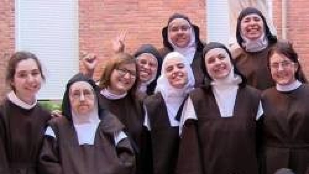 Carmelitas de Valladolid, con novicias y postulantes